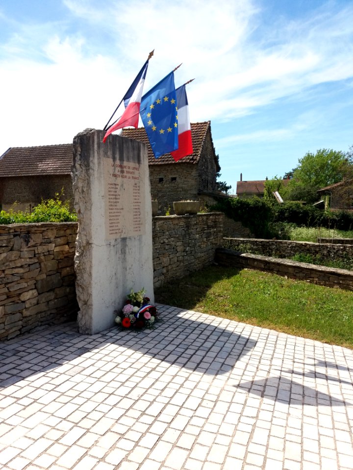 Leyrieu - Place du 8 Mai 1945 - Monument aux morts 02