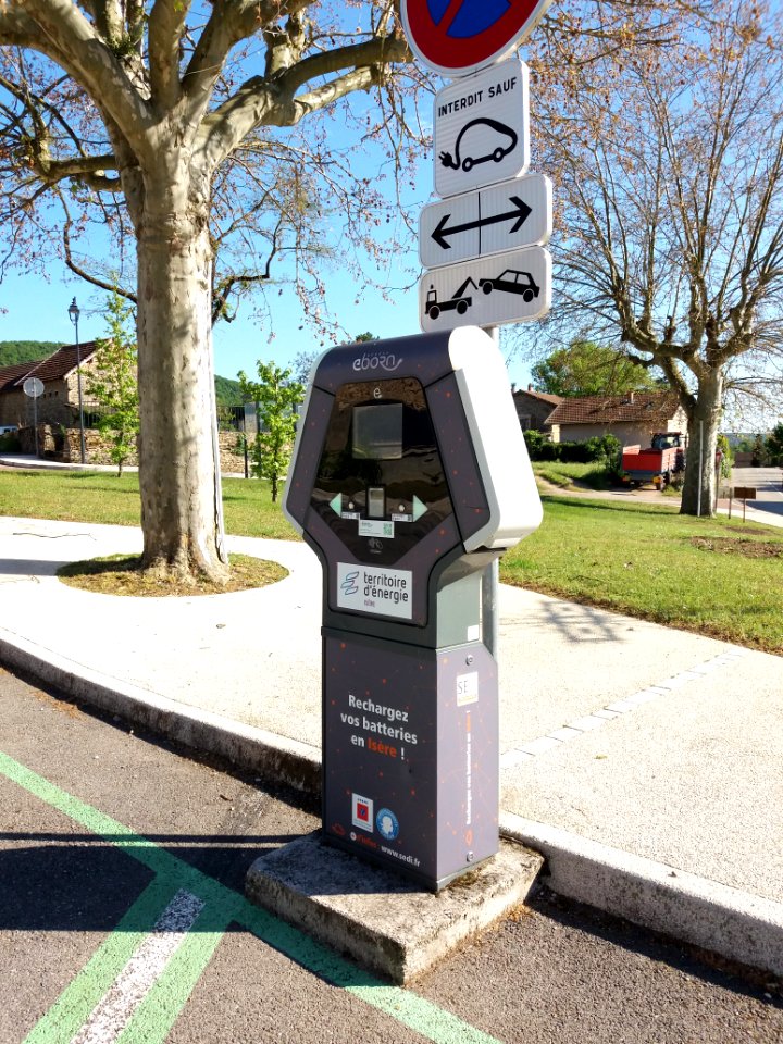 Leyrieu - Place du 8 Mai 1945 - Borne de recharge pour voitures électriques