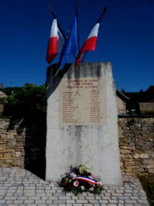 Leyrieu - Place du 8 Mai 1945 - Monument aux morts 01