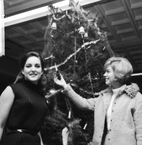 Lidy Spaargaren, de Nederlandse Doris Day (r.) samen met Shirley poserend bij ee, Bestanddeelnr 918-5759