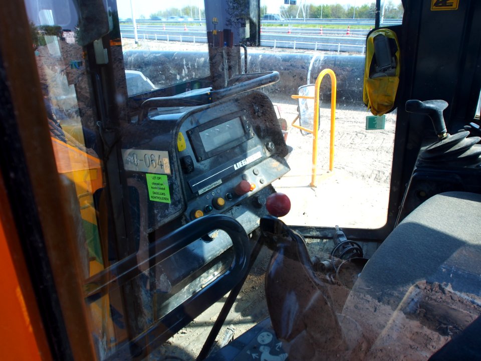 Liebherr SR714 welding tractor at Hoofddorp welding gaspipes, pic12