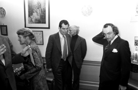 Letterkundige prijzen Jan Campert Stichting uitgereikt Den Haag v.l.n.r. dr. P, Bestanddeelnr 927-6545