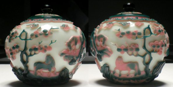 Lidded glass jars with two-color overlay on white ground, Suntory Museum of Art