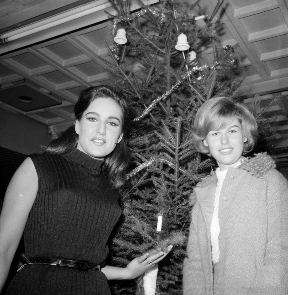 Lidy Spaargaren, de Nederlandse Doris Day (r.) samen met Shirley poserend bij ee, Bestanddeelnr 918-5758