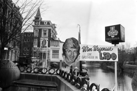 Lido weer in Nederlandse handen exterieur Lido op Leidseplein met borden waar o, Bestanddeelnr 927-6842