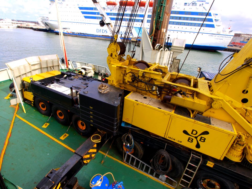 Liebherr crane on deck p5