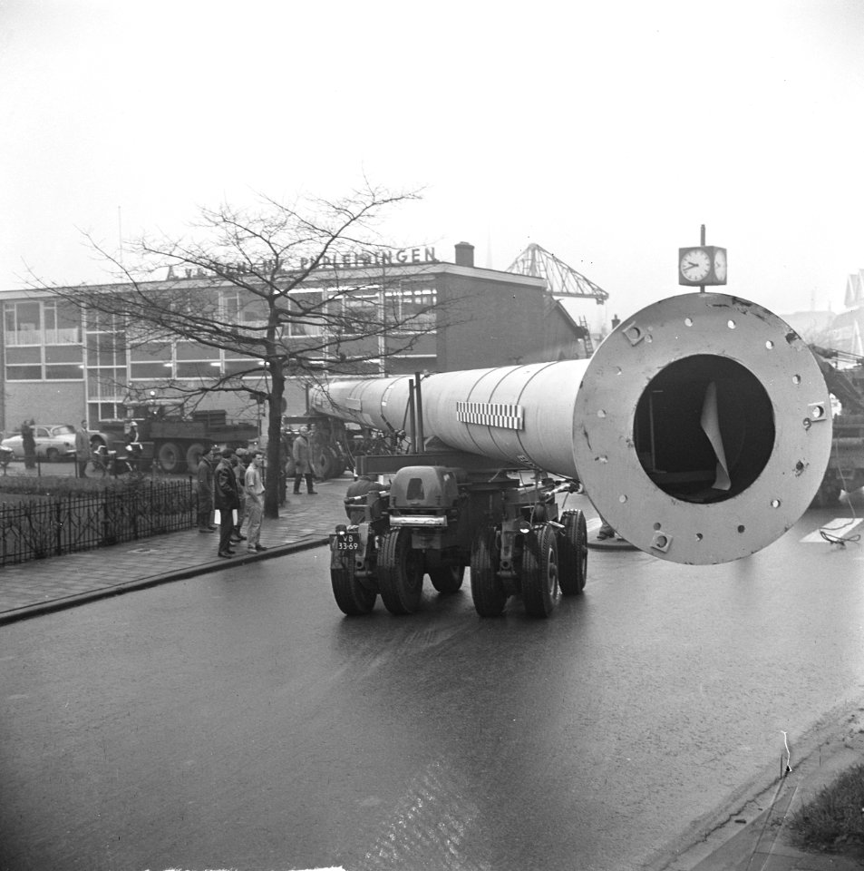 Lichtmasten voor Brienenoord, transport van de eerste lichtmast door IJsselmonde, Bestanddeelnr 917-1843
