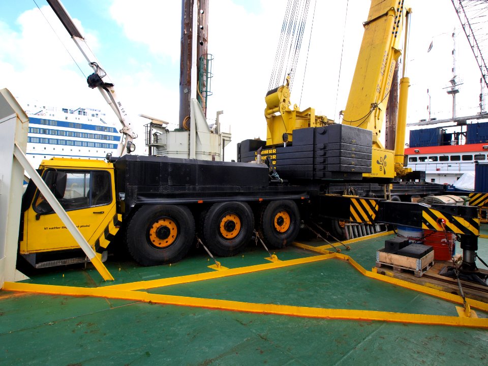 Liebherr crane on deck (owner DBB) p1