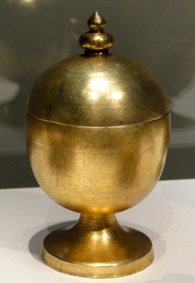 Lidded contained with birds and floral scrolls, probably Chang'an, Shaanxi province, China, early-mid Tang dynasty, late 7th-early 8th century AD, cast, hammered, and turned silver - Freer Gallery of Art - DSC05597
