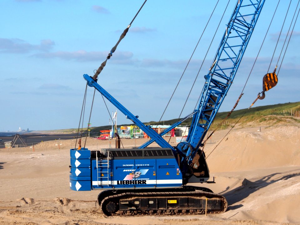 Liebherr crawler crane at Noordwijk beach, pic3