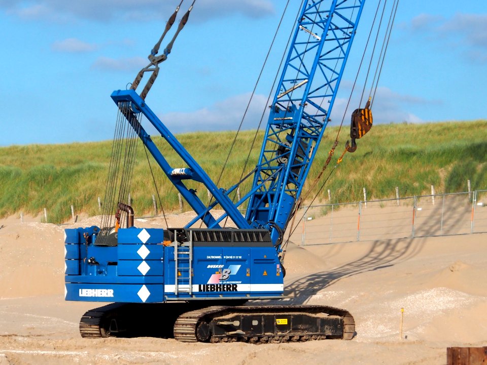 Liebherr crawler crane at Noordwijk beach, pic2