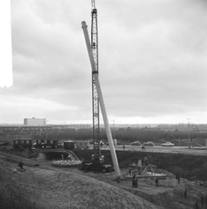 Lichtmasten voor Brienenoord, de mast wordt overeind gezet, Bestanddeelnr 917-1846