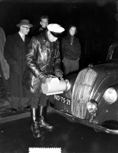 Lichtmeter voor autolampen bij Amsterdamse politie, Bestanddeelnr 934-7153