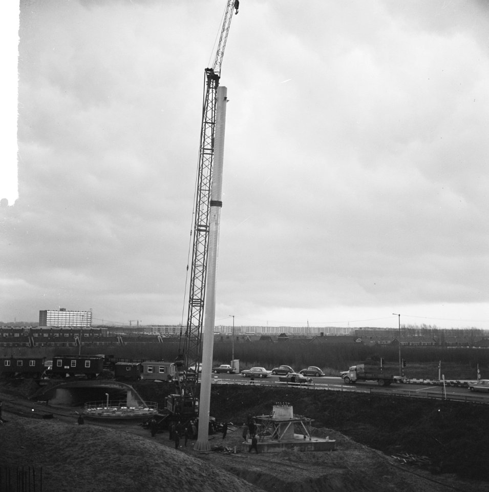 Lichtmasten voor Brienenoord, de mast wordt overeind gezet, Bestanddeelnr 917-1847