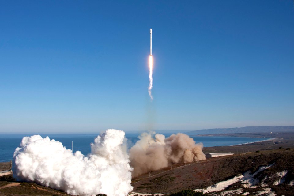 Liftoff of the upgraded Falcon 9 (1)
