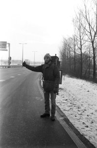 Lifters in sneeuw en koude op Utrechtsebrug, Amsterdam lifter, Bestanddeelnr 924-1498