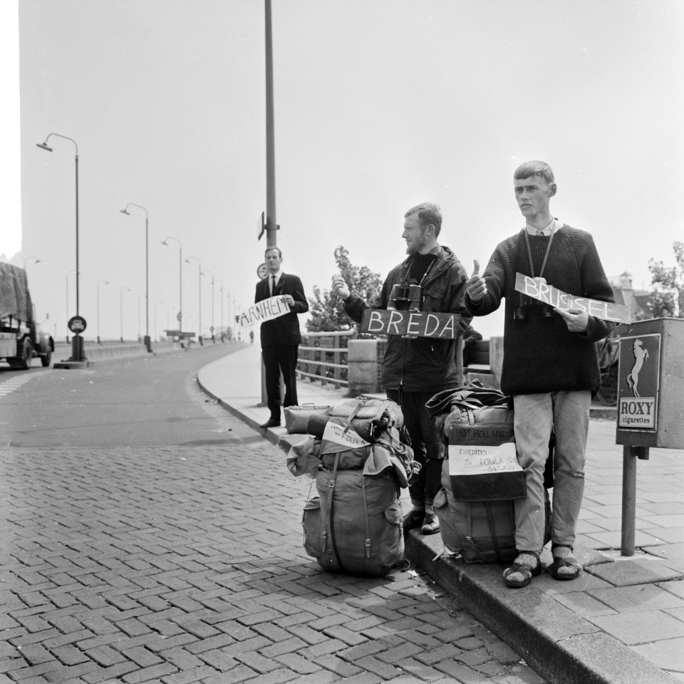 Lifters langs de weg aan het begin van de autosnelwegen, Bestanddeelnr 917-8679