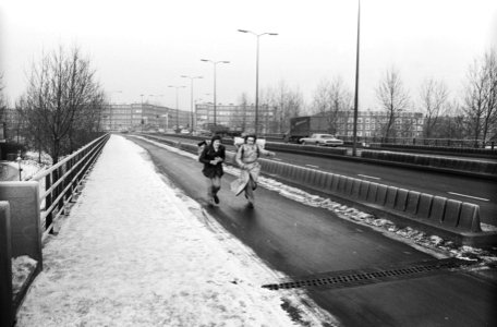Lifters in sneeuw en koude op Utrechtsebrug, Amsterdam lifters (Spanjaarden) re, Bestanddeelnr 924-1497