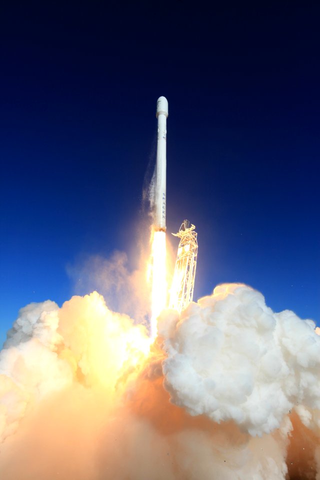 Liftoff of the upgraded Falcon 9 (4)