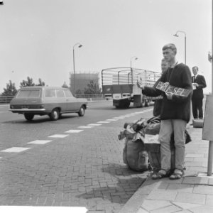 Lifters langs de weg aan het begin van de autosnelwegen, Bestanddeelnr 917-8680