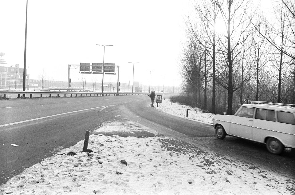 Lifters in sneeuw en koude op Utrechtsebrug, Amsterdam, Bestanddeelnr 924-1499