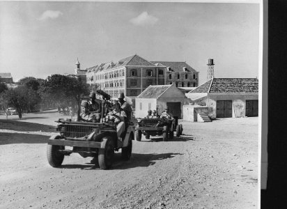 Light mechanized squads of the Dutch garrison with American-made jeeps. In the b, Bestanddeelnr 935-1406