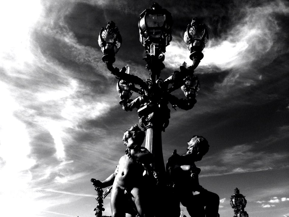 Light In Noir Paris (187996683)