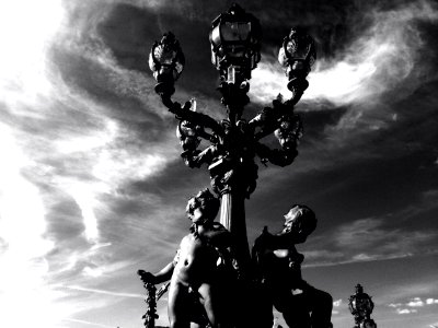 Light In Noir Paris (187996683)