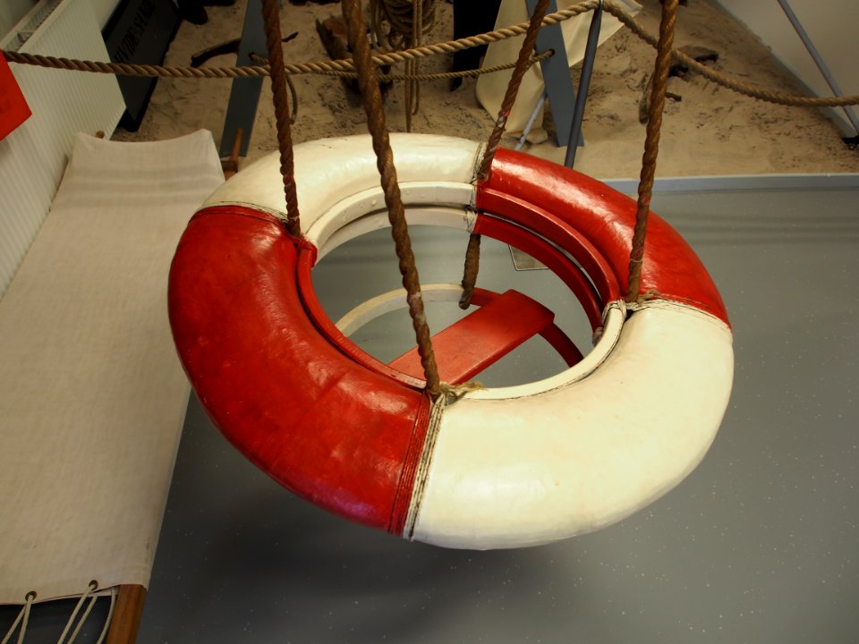 Lifebuoy with seat pic2