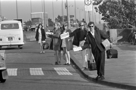 Lifters op de uitvalswegen van Amsterdam met bordjes waarop hun bestemming staat, Bestanddeelnr 920-4494