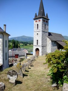 Lichans (Lichans-Sunhar, Pyr-Atl, Fr) église avec alignement de vieilles stèles