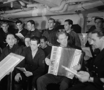 Lichte kruiser Hr. Ms. Jacob van Heemskerck . Bemanningsleden maken muziek, Bestanddeelnr 934-9975