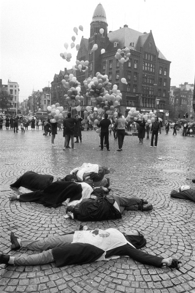 Liggende demonstranten, op de achtergrond mensen met ballonnen, Bestanddeelnr 932-7195