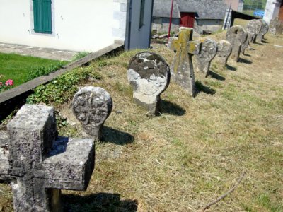 Lichans (Lichans-Sunhar, Pyr-Atl, Fr) vieilles stèles au long du mur du cimetière