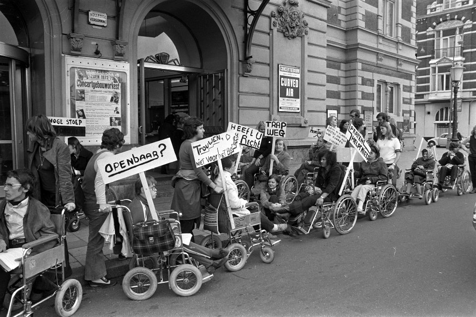Lichamelijke gehandicapten houden protesttocht in Amsterdam tegen hoge stoepen e, Bestanddeelnr 925-8875