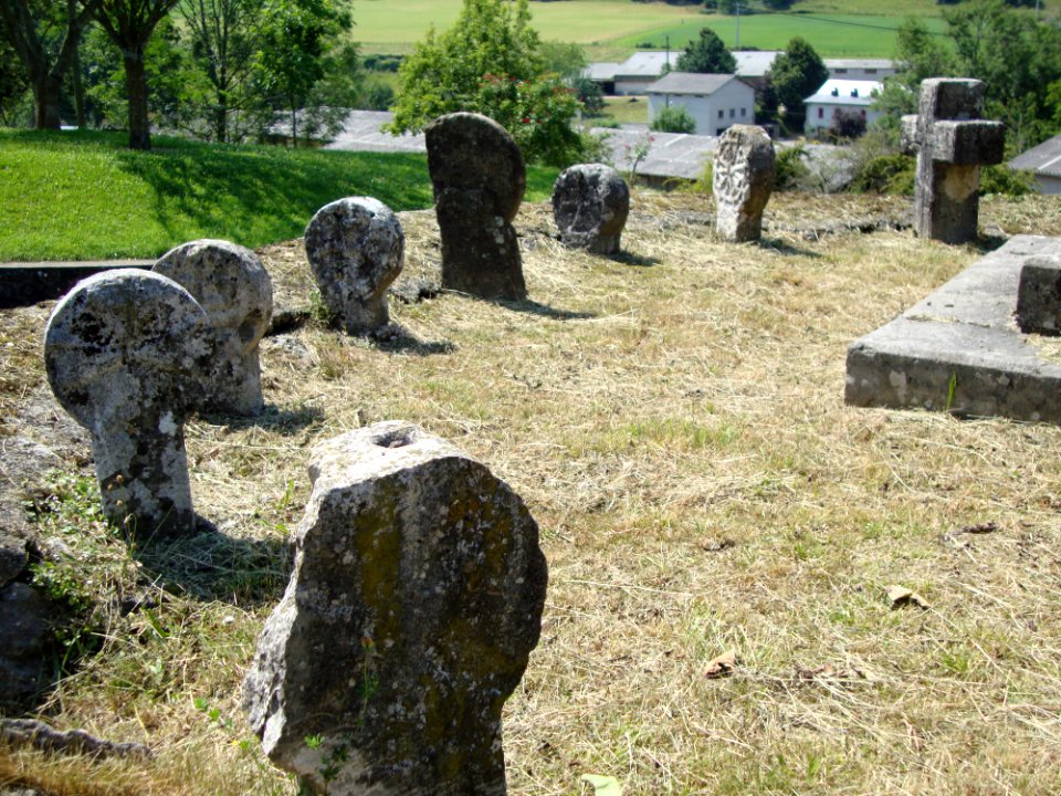 Lichans (Lichans-Sunhar, Pyr-Atl, Fr) vieilles stèles encerclant le cimetière