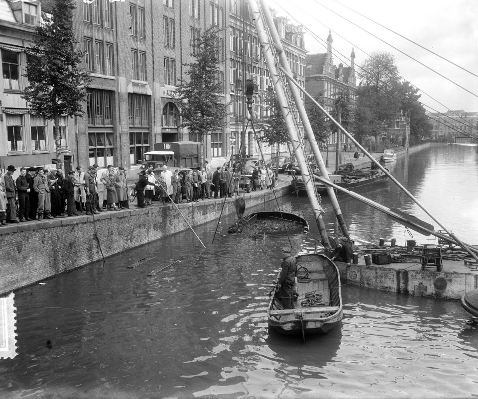 Lichten van schuit met schroot Nieuwe Prinsengracht Amsterdam, Bestanddeelnr 905-3205