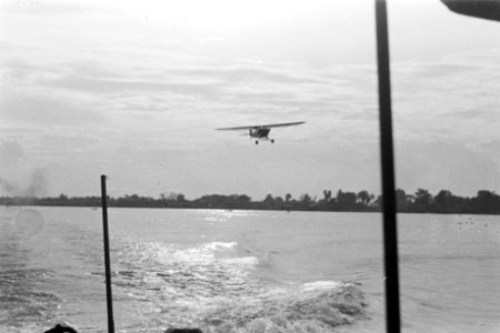 Licht vliegtuig boven een rivier, Bestanddeelnr 269-3-4