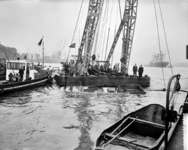 Lichten van de overvaren sleepbootje Zwaluw in de haven van Rotterdam, Bestanddeelnr 910-9064