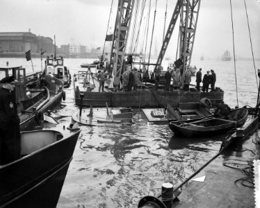 Lichten van de overvaren sleepbootje Zwaluw in de haven van Rotterdam, Bestanddeelnr 910-9065