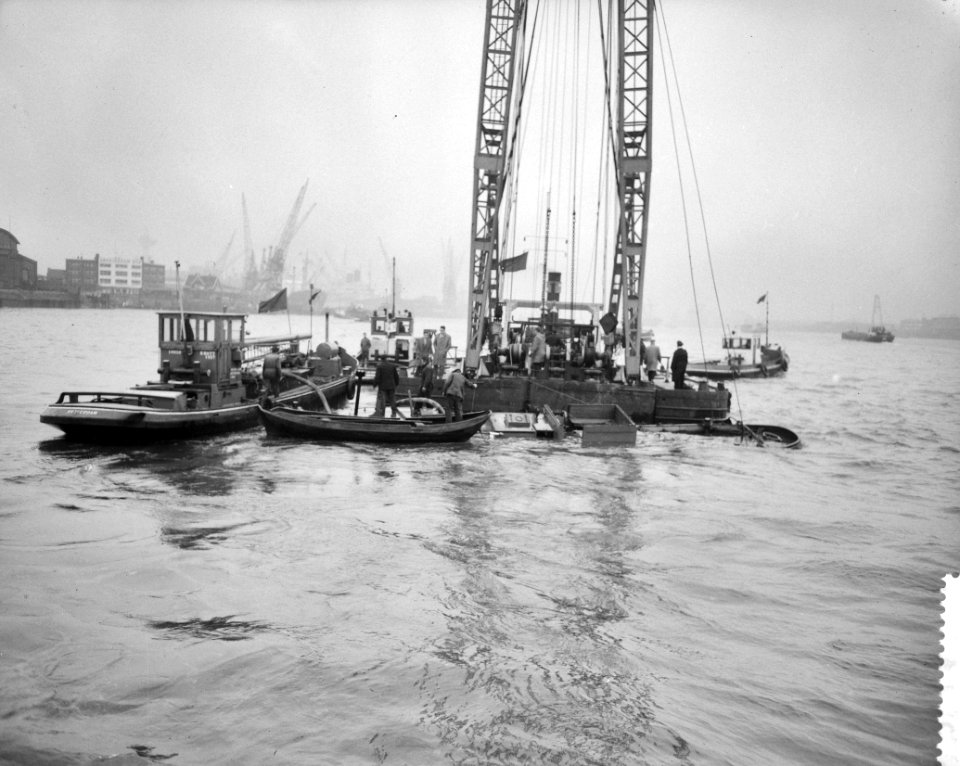 Lichten van de overvaren sleepbootje Zwaluw in de haven van Rotterdam, Bestanddeelnr 910-9063