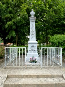 Lières (Pas-de-Calais) monument aux morts