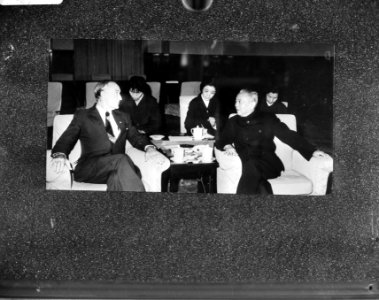 Li Hsien Nien , volgens muurkranten tot premier van China benoemd (r) en Michel , Bestanddeelnr 928-8638