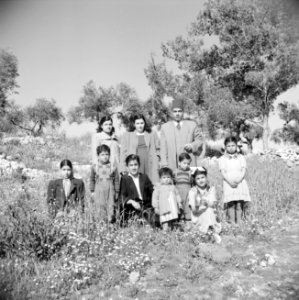 Libanese familie in een tuin, Bestanddeelnr 255-5525