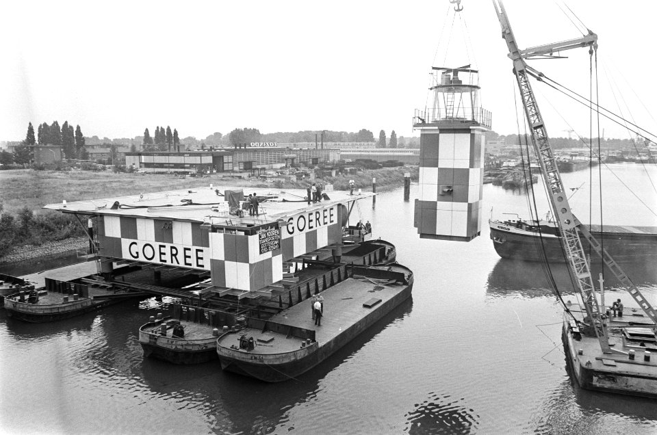 Lichttoren Goeree op lichtplatform geplaatst in eerste Merwedehaven, Dordrecht, , Bestanddeelnr 924-7264