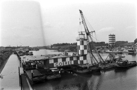 Lichttoren Goeree op lichtplatform geplaatst in eerste Merwedehaven, Dordrecht, Bestanddeelnr 924-7269