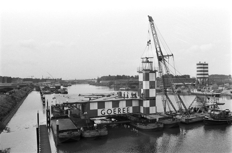 Lichttoren Goeree op lichtplatform geplaatst in eerste Merwedehaven, Dordrecht, , Bestanddeelnr 924-7265