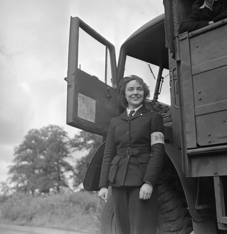 Lid van het (Vrijwillig) Vrouwen Hulp Korps tijdens oefeningen, Bestanddeelnr 935-2466