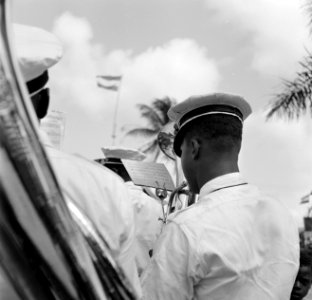 Lid van het muziekkorps van de marine bij de ontvangst in Coronie, Bestanddeelnr 252-4650