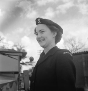 Lid van het (Vrijwillig) Vrouwen Hulp Korps tijdens oefeningen, Bestanddeelnr 935-2467